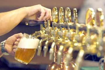 Românii consumă 155.000 de hectolitri de bere, în minivacanţa de 1 Mai